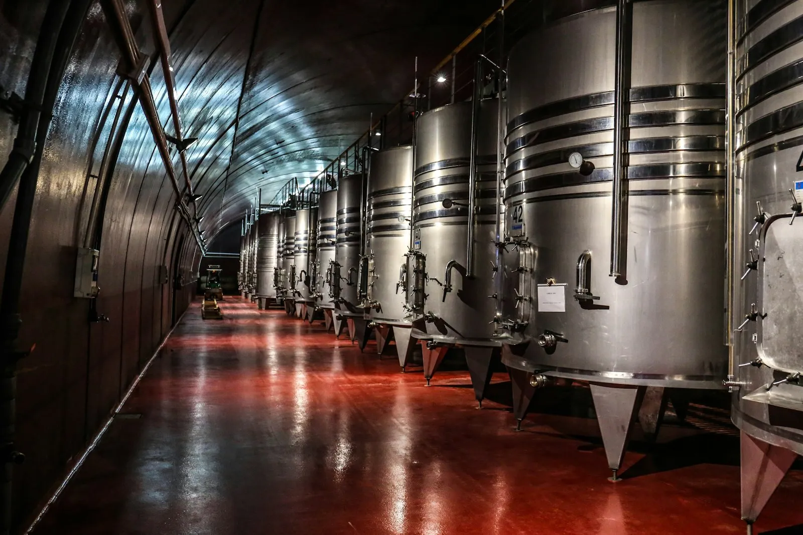 Tanques de acero en la bodega