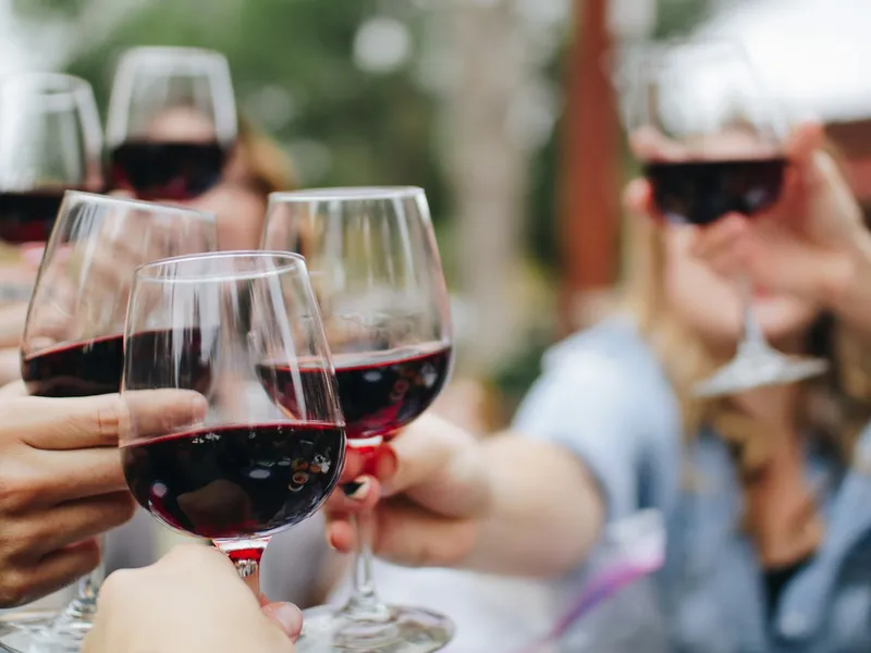 Brindis entre amigos