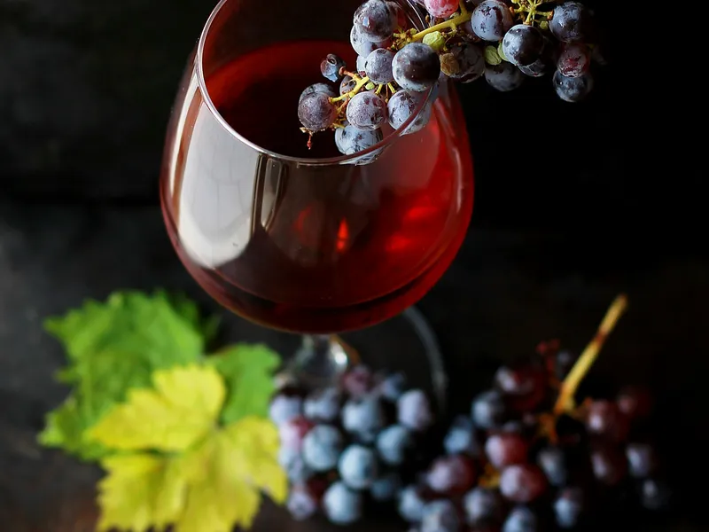 Copa de tinto con racimo de uvas