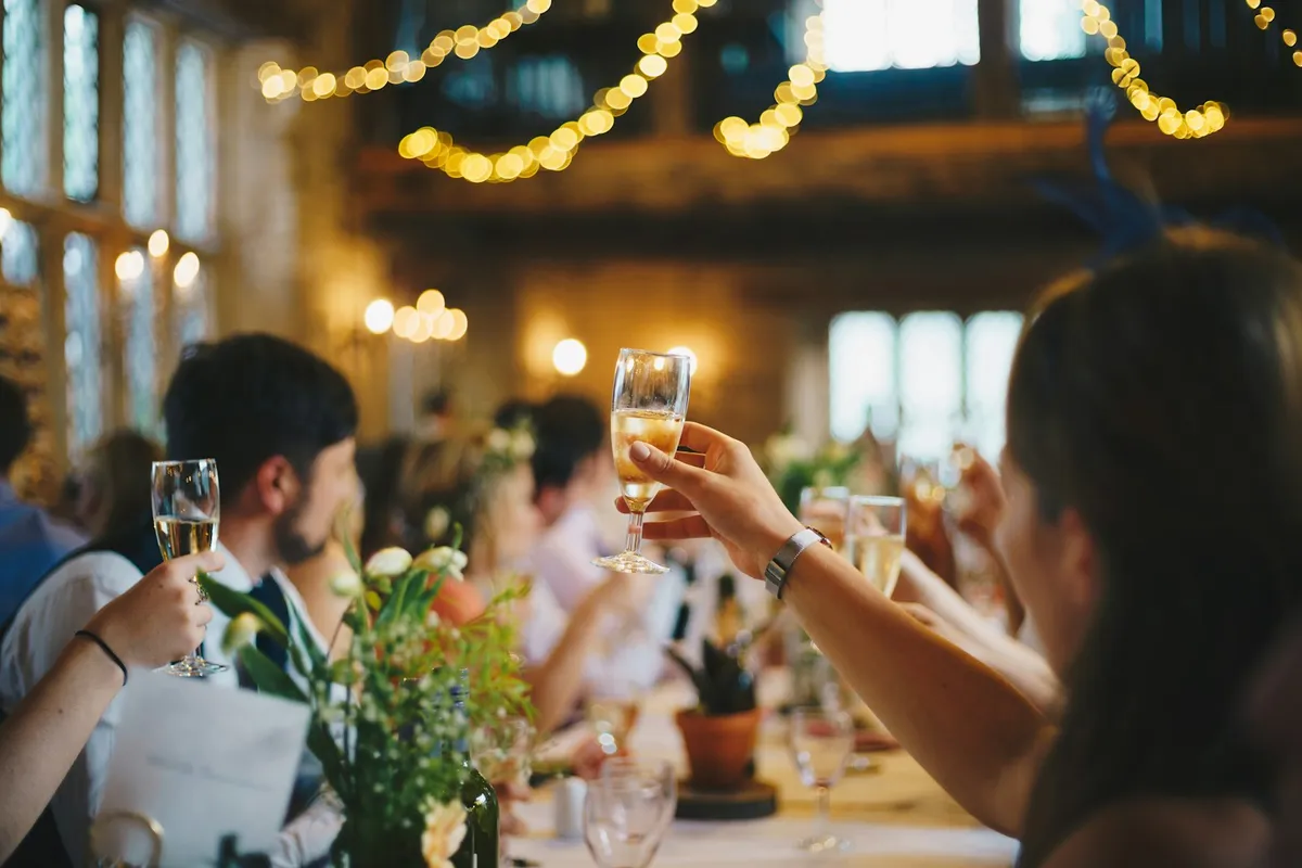 Mesa larga de celebración con luces colgantes